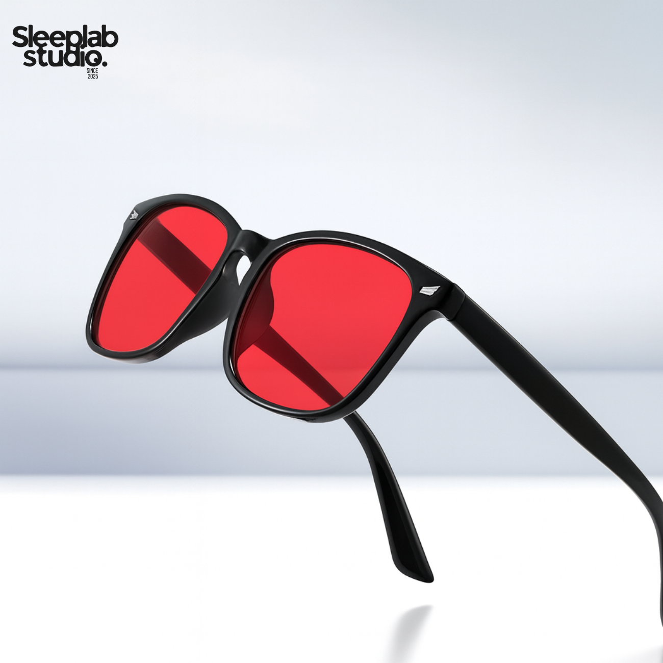NightShield Red Lens™ – Stäng ute blåljuset. Släpp in sömnen.